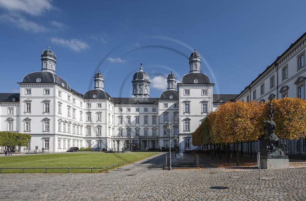 Bergisch Gladbach-Bensberg, Schloss Bensberg, es ist ein im fruehen 18. Jahrhundert erbautes Jagdschloss, das heute als Hotel genutzt wird; Bergisch Gladbach-Bensberg, castle Schloss Bensberg.