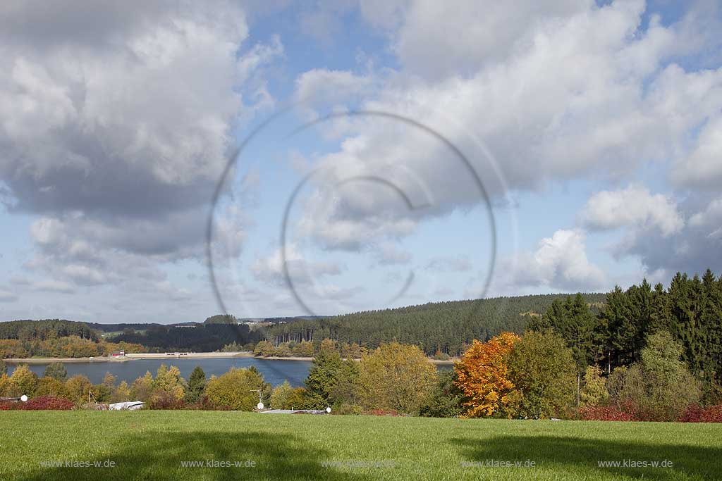 Brucher Talsperre bei Marienheide, Blick zur Talsperre in Herbstlandschaft mit Wolkenstimmung; Brucher barrage near Marienheide in autum landscape