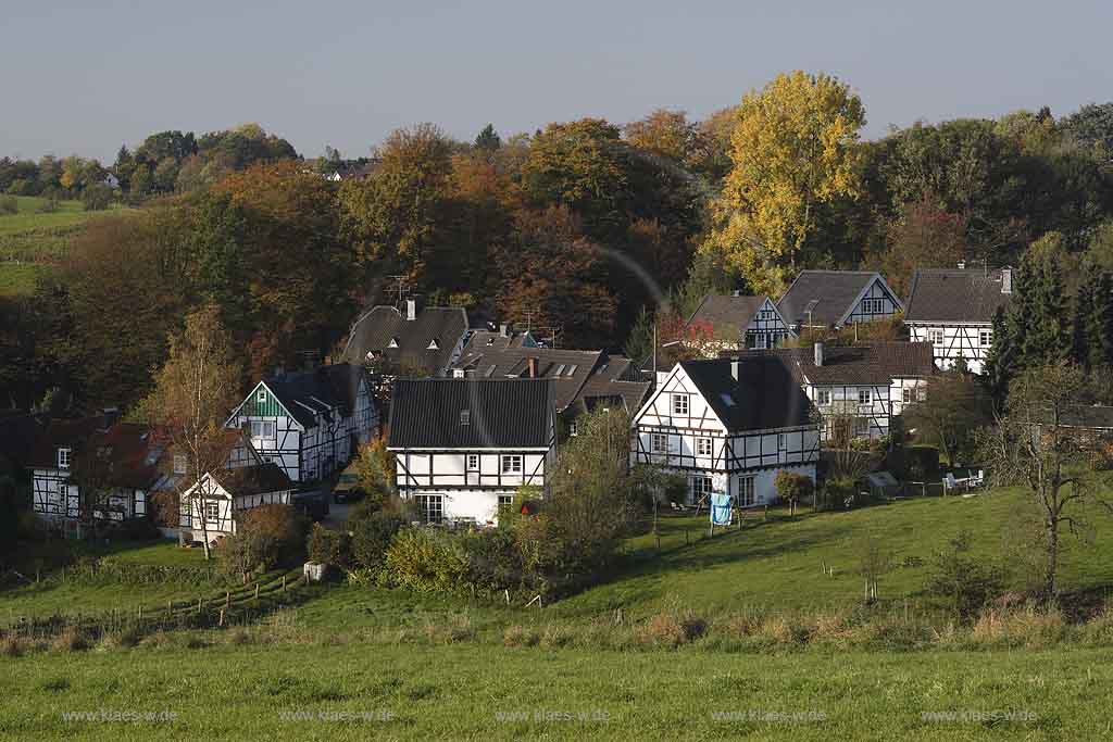 Bellinghausen, Burscheid, Rheinisch-Bergischer Kreis, Blick auf Fachwerkhaeuser, Fachwerkhuser und Landschaft
