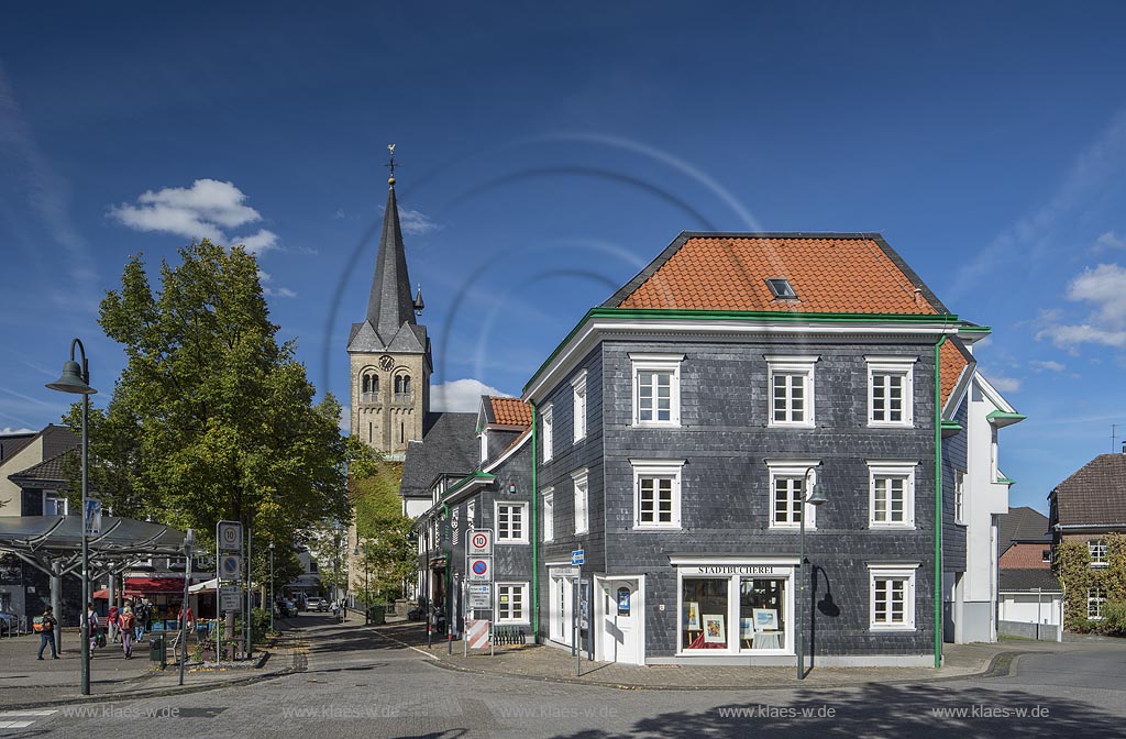 Burscheid, Stadtbuecherei und evangelische Kirche.