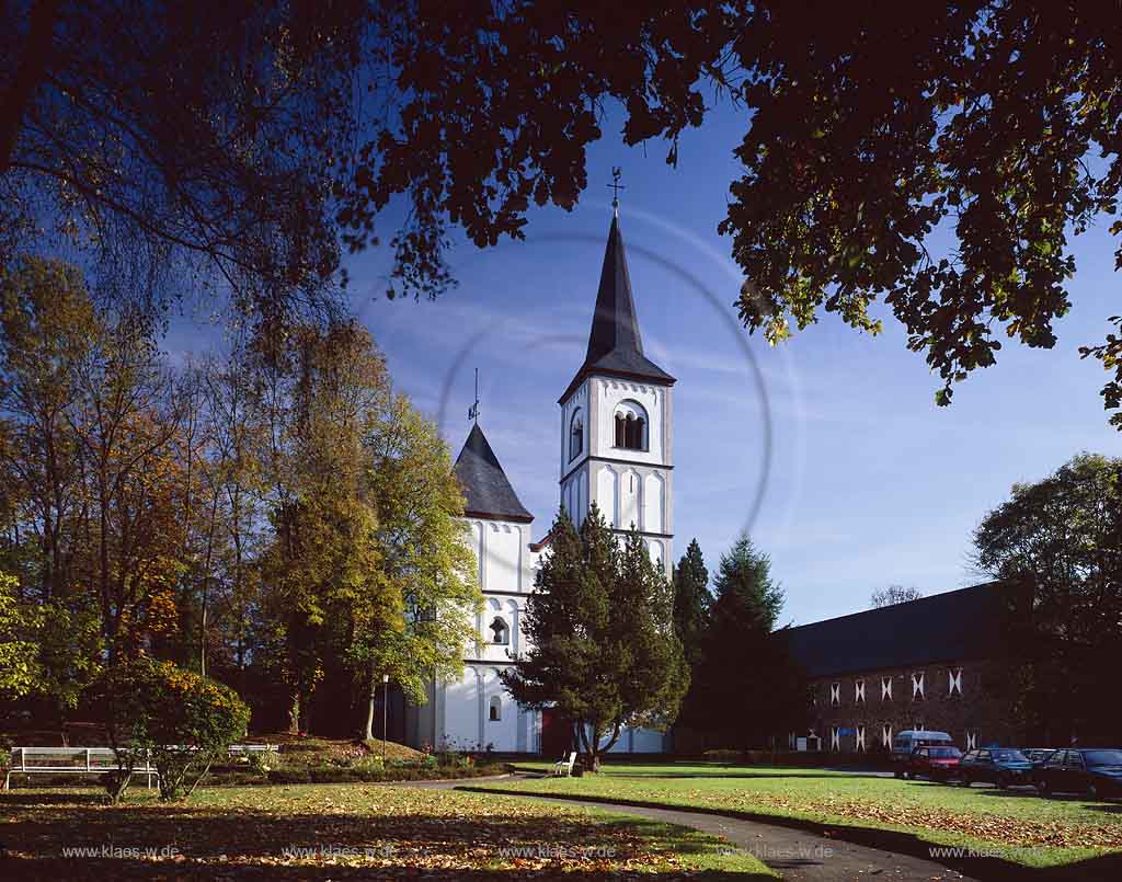 Eitorf, Merten, Rhein-Sieg-Kreis, Regierungsbezirk Kln, Koeln, Blick auf Klosterkirche St. Agnes in Herbststimmung 