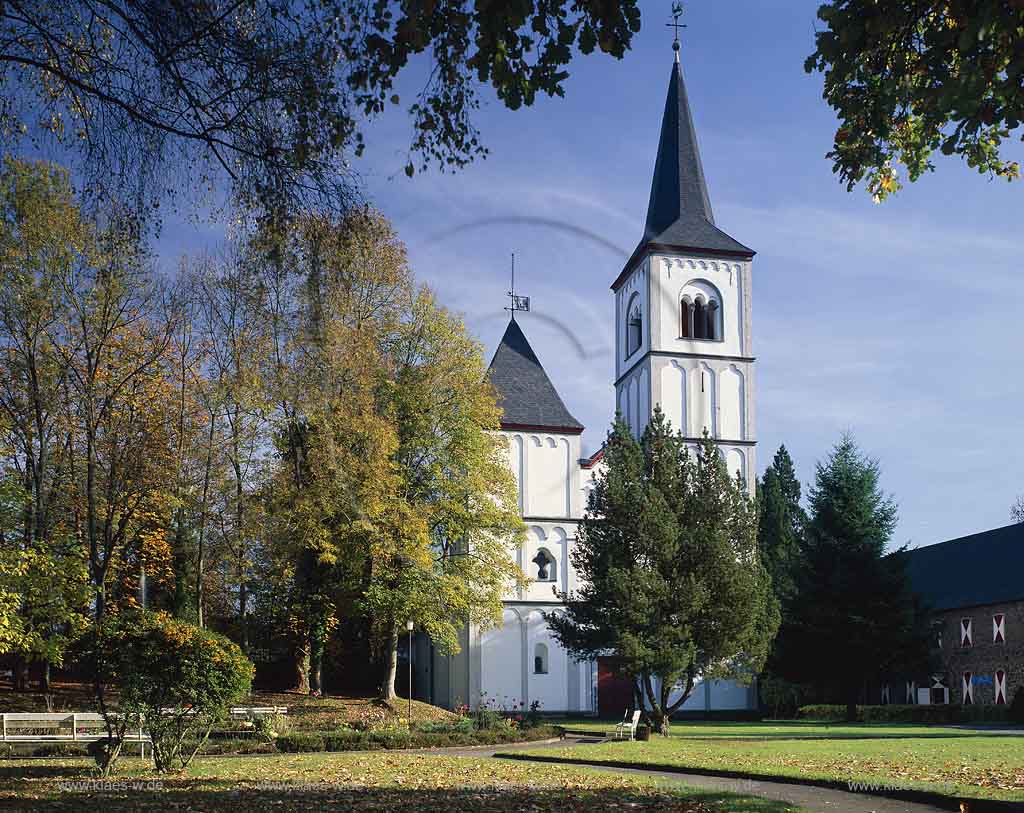 Merten, Eitorf, Rhein-Sieg-Kreis, Blick auf Klosterkirche St. Agnes mit Klosterpark in Herbstlandschaft