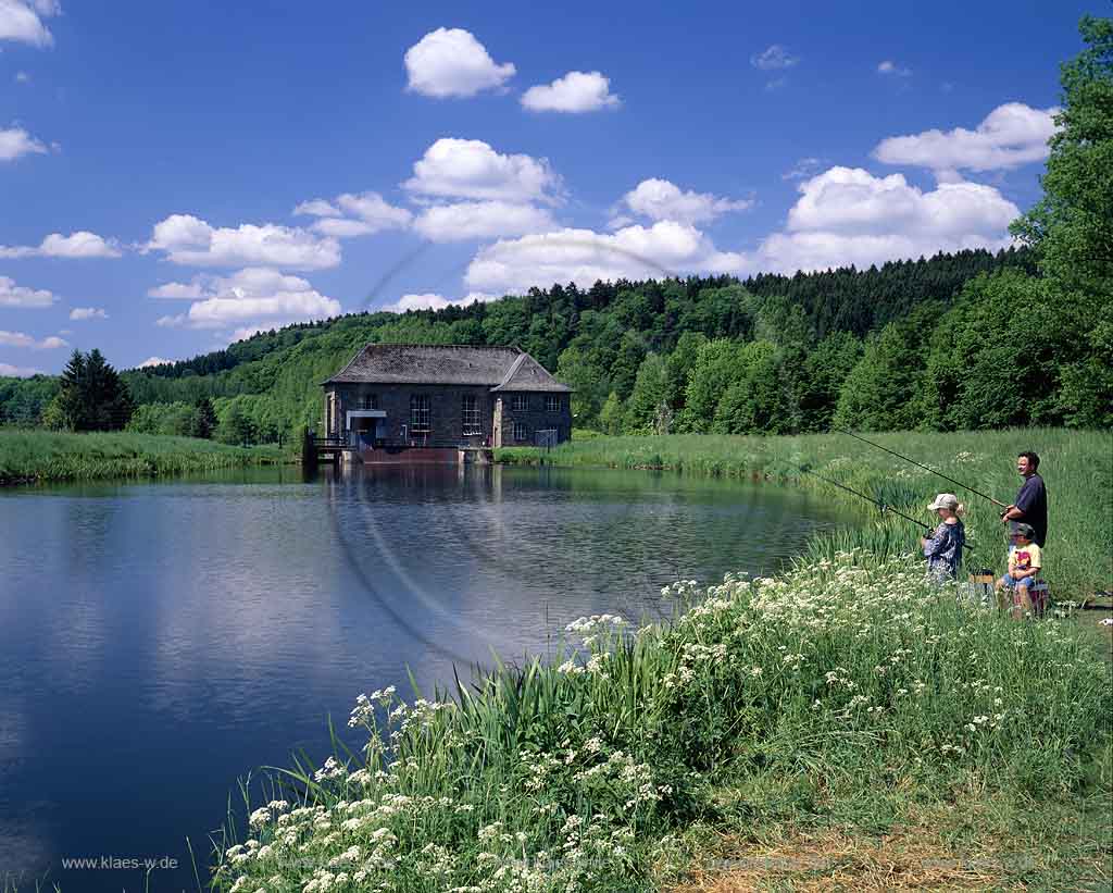 Loope, Ehreshoven, Engelskirchen, Oberbergischer Kreis, Bergisches Land, Blick auf Stausee mit Laufwasserkraftwerk und Landschaft, Angler