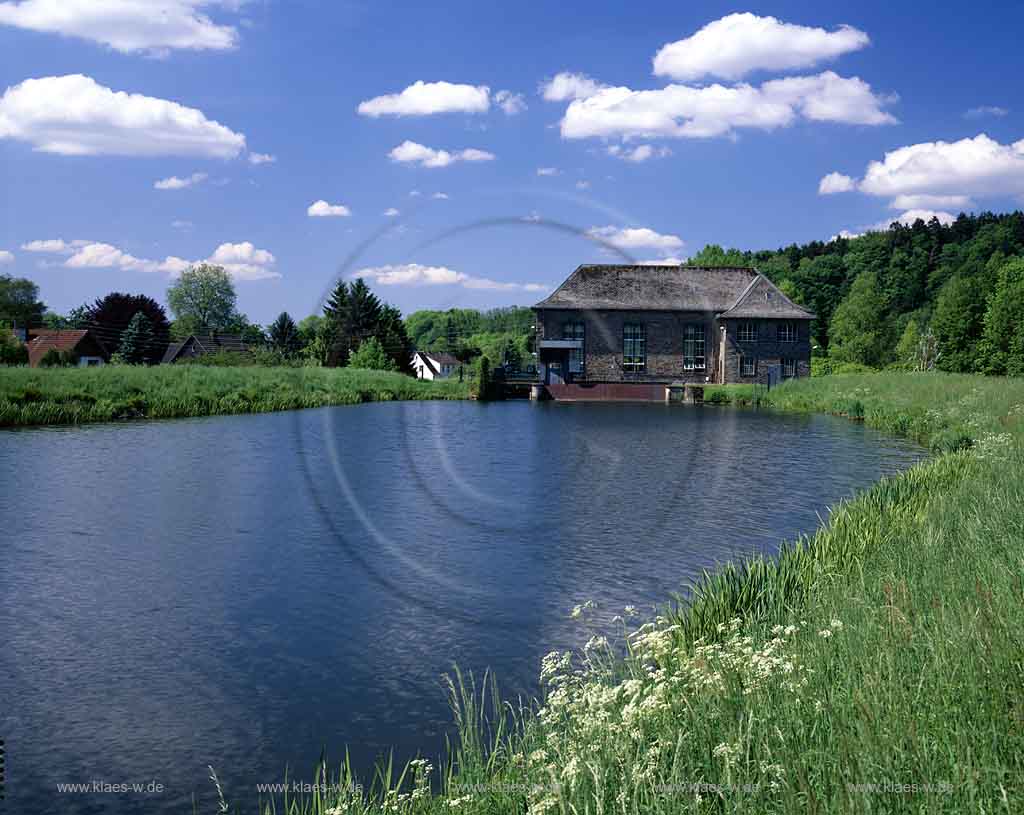 Loope, Ehreshoven, Engelskirchen, Oberbergischer Kreis, Bergisches Land, Blick auf Stausee mit Laufwasserkraftwerk und Landschaft