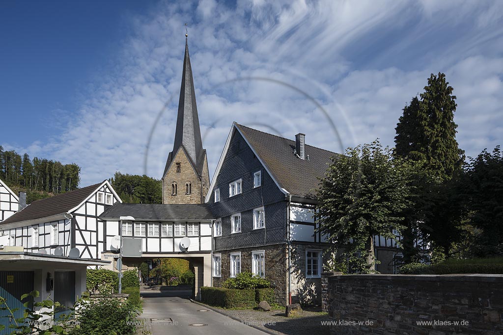 Engelskirchen-Ruenderoth, Fachwerkwinkel mit ev. Kirche; Engelskirchen-Ruenderoth, half-timbered houses and and evangelic church.
