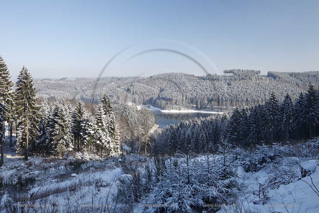 Genkel Talsperre in verschneiter Winterlandschaft vom Unnenberg aus gesehen; View from Unenberg to Genkel barrage in snow covered landscape