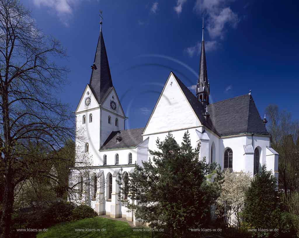 Gummersbach, Oberbergischer Kreis, Bergisches Land, Blick auf Evangelische Pfarrkirche im Frhling, Fruehling