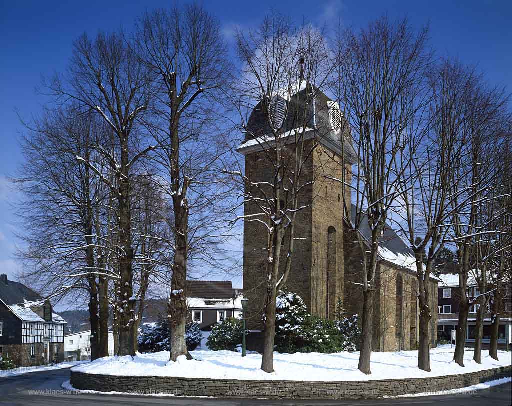 Huelsenbusch, Hlsenbusch, Gummersbach, Oberbergischer Kreis, Bergisches Land, Blick auf Evangelische Kirche in Winterlandschaft