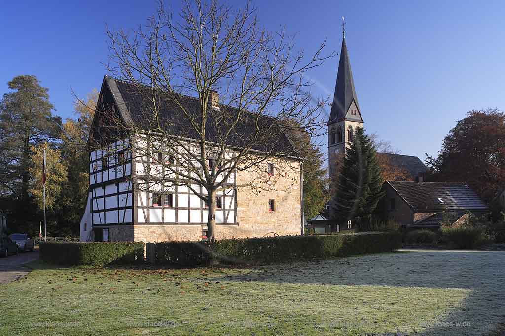 Gruiten, Haan, Kreis Mettmann, Blick auf Haus am Quall und Kath. Pfarrkirche St. Nikolaus