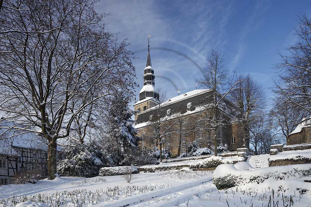 Hueckeswagen Blick vom Schlossparkk zur Pauluskirche und im Winter, verschneit; View to Paulus church from castle park in winter