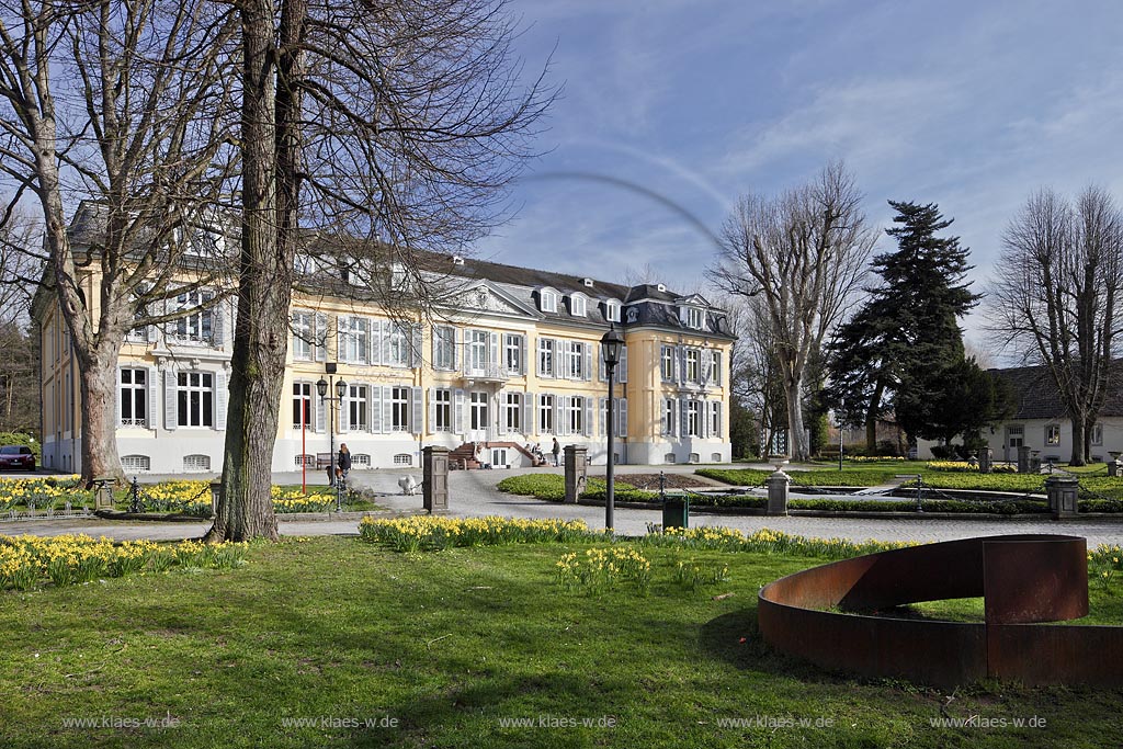 Leverkusen Alkenrath Schloss Morsbroich, Blick zum Schloss im Fruehling mit Skulptur