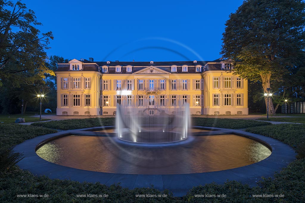 Leverkusen-Alkenrath, Schloss Morsbrocih mit dem Brunnen  "Water Island, Morsbroich" des daenischen Kuenstlers Jeppe Hein aus dem Jahre 2010 zur blauen Stunde.