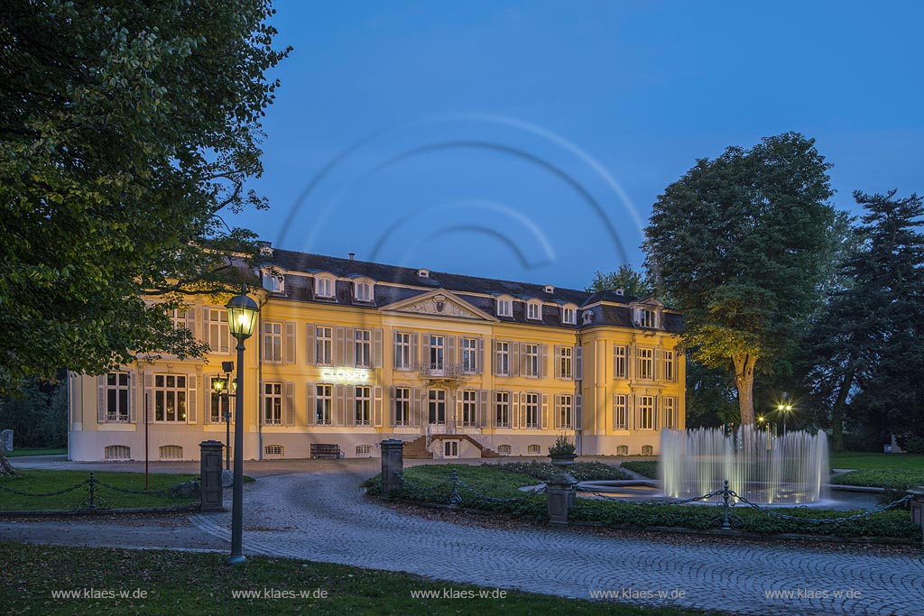 Leverkusen-Alkenrath, Schloss Morsbrocih mit dem Brunnen  "Water Island, Morsbroich" des daenischen Kuenstlers Jeppe Hein aus dem Jahre 2010 zur blauen Stunde.