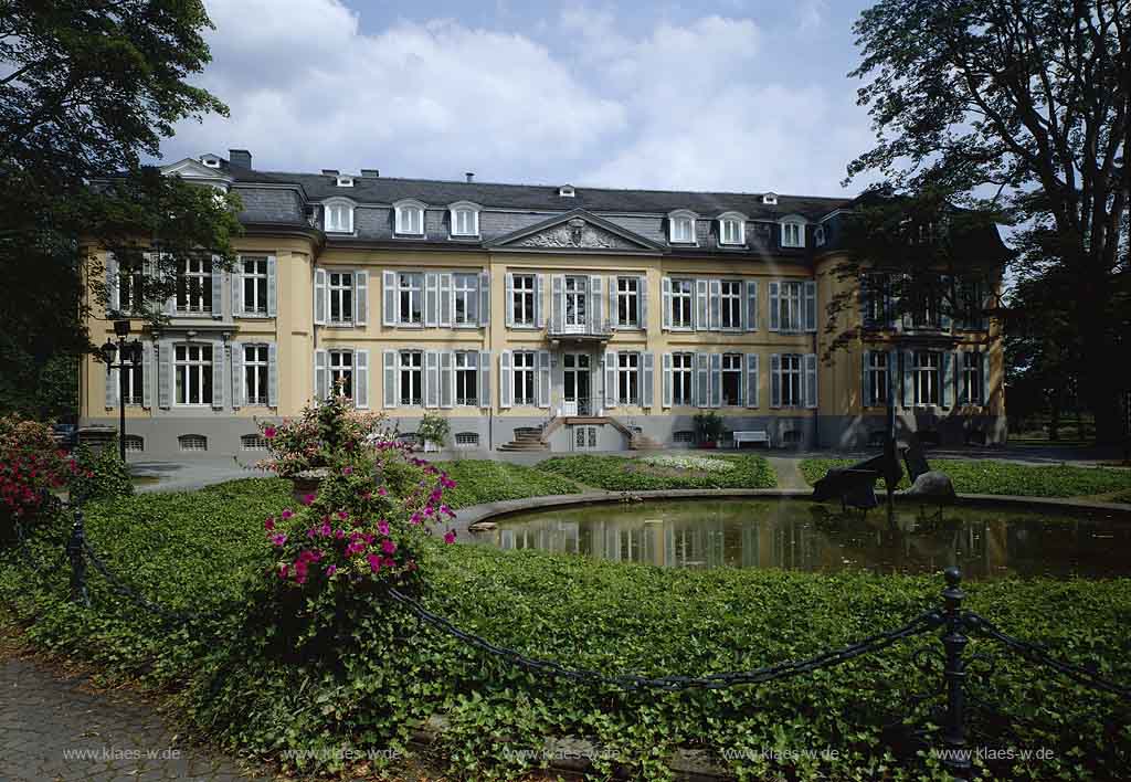 Alkenrath, Leverkusen, Blick auf Schloss Morsbroich, Stdtisches Museum fr moderne Kunst, Ritter Moir von dem Broiche, mit Schlossbrunnen im Sommer