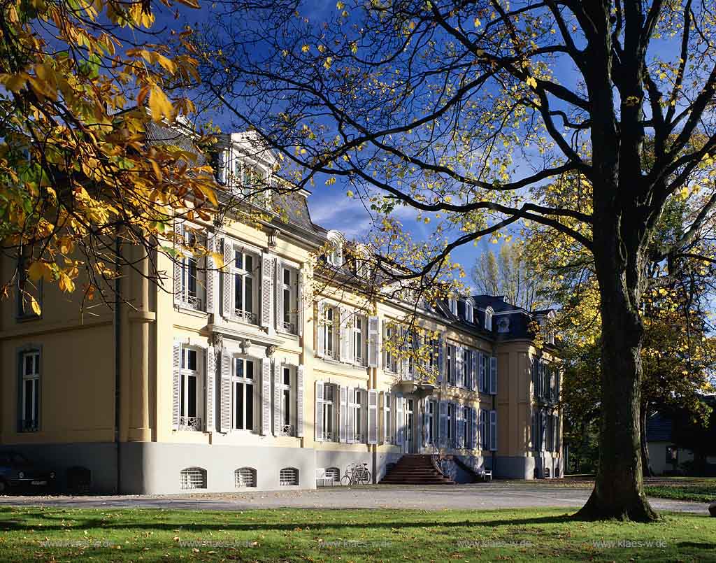 Alkenrath, Leverkusen, Blick auf Schloss Morsbroich, Stdtisches Museum fr moderne Kunst, Ritter Moir von dem Broiche, im Herbst