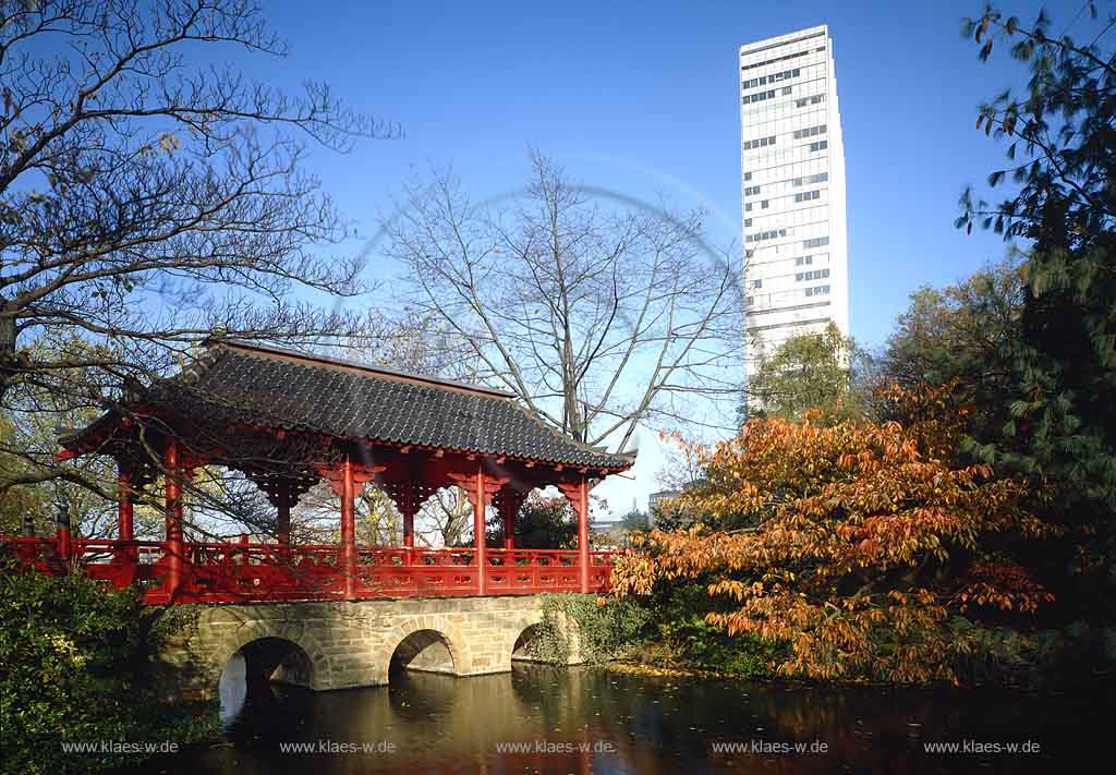 Leverkusen, Regierungsbezirk Kln, Blick in Japanischen Garten im Herbst mit Teich und Bayer Hochaus