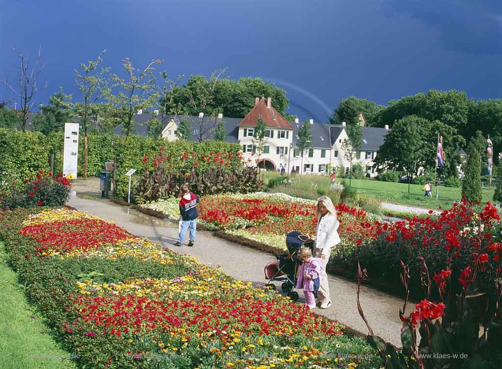 Leverkusen, Regierungsbezirk Kln, Blick in Neuland Park im Sommer, Gelnde, Gelaende der Landesgartenschau 2005, mit Besuchern