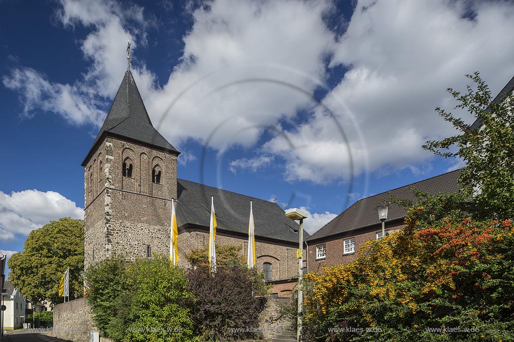 Leverkusen-Rheindorf, Katholische Pfarrkirche St. Aldegundis. Der Kern des dreigeschossigen romanische Wehrturms der Kirche stammt aus dem 12. Jahrhundert.
