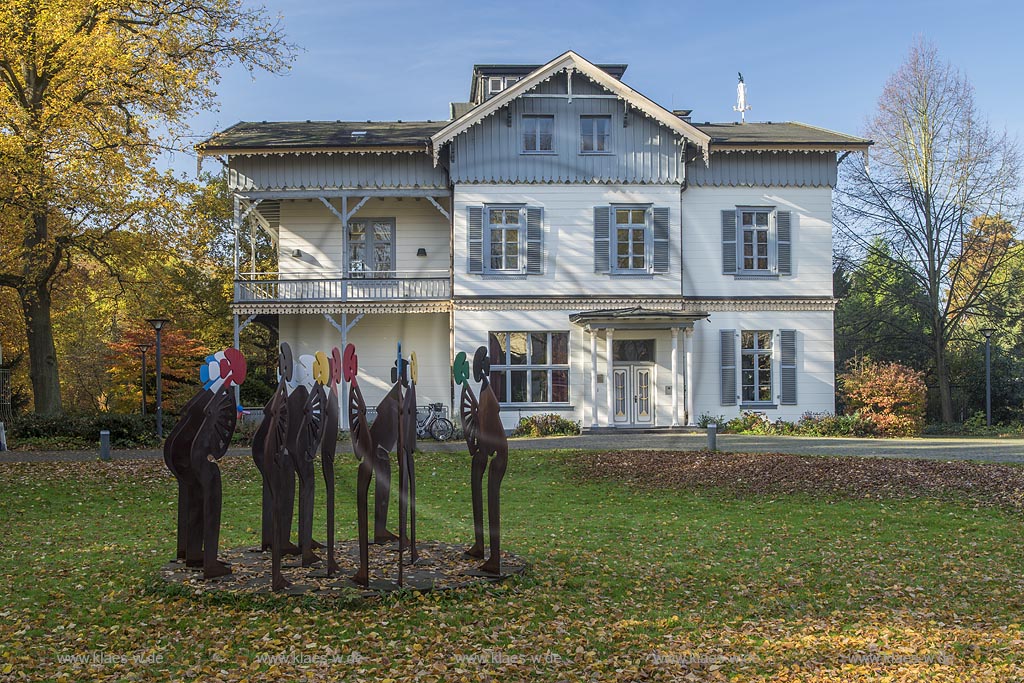 Leverkusen Schlebusch, Villa Wuppermann, heute Buergerzentrum, mit der Skulpturengruppe "Plaudernde menschen" von Eberhard Foest.