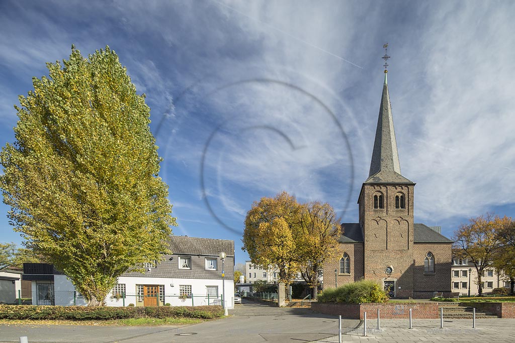 Leverkusen-Wiesdorf, St. Antonis, eine kleine neugotische Backsteinhallenkirche aus dem 17. Jahrhundert (1661 - 1664).