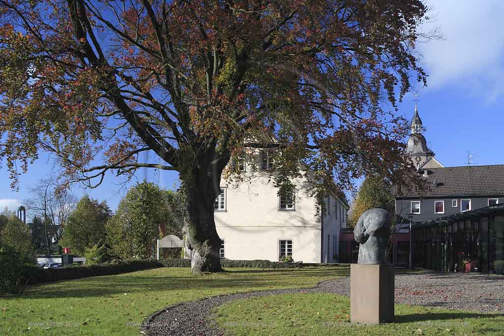 Lindlar, Oberbergischer Kreis, Bergisches Land, Regierungsbezirk Kln, Blick auf altes Amtshaus mit Sicht zur Kirche  