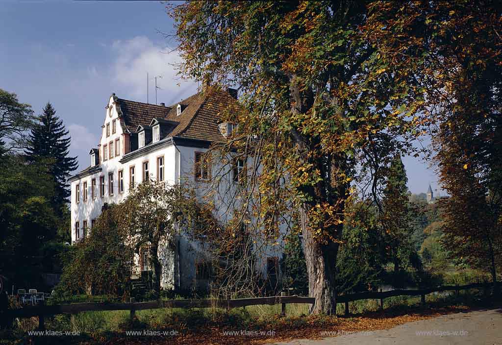 Georghausen, Lindlar, Oberbergischer Kreis, Bergisches Land, Blick auf Schloss, Wasserschloss Georghausen in Herbstlandschaft