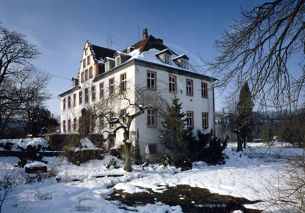 Georghausen, Lindlar, Oberbergischer Kreis, Bergisches Land, Blick auf Schloss, Wasserschloss Georghausen in Winterlandschaft, Schneelandschaft 
