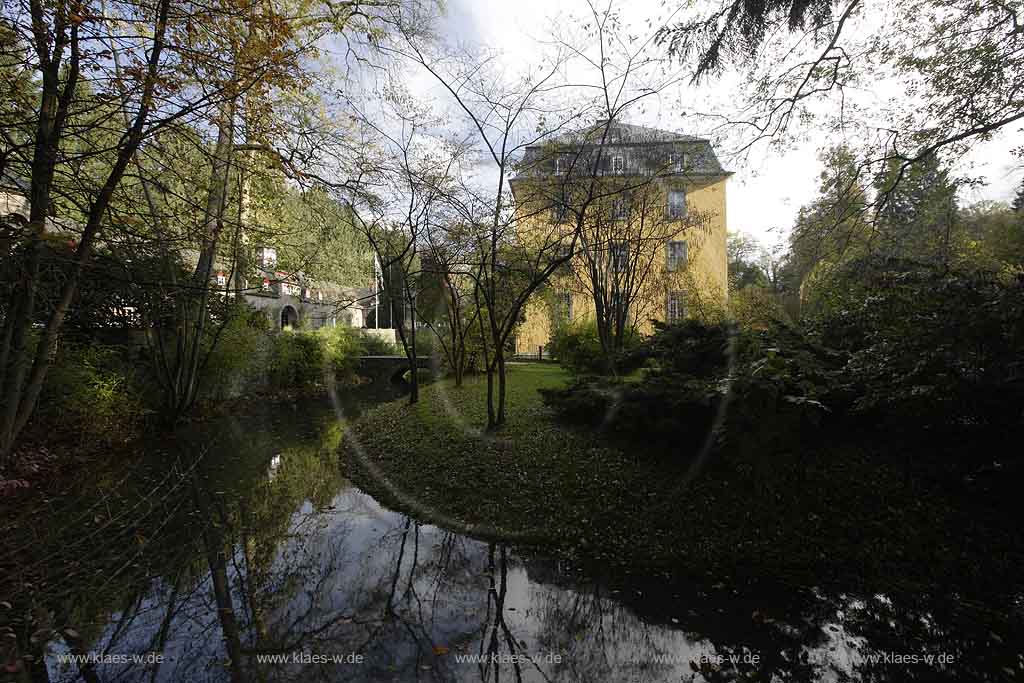 Lindlar, Oberbergischer Kreis, Bergisches Land, Regierungsbezirk Kln, Blick auf Schloss Heiligenhofen mit Schlossteich in Herbststimmung  