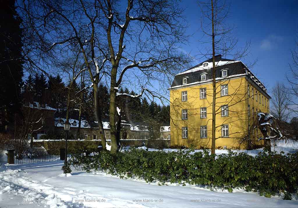Lindlar, Oberbergischer Kreis, Bergisches Land, Blick auf Schloss Heiligenhoven in Schneelandschaft