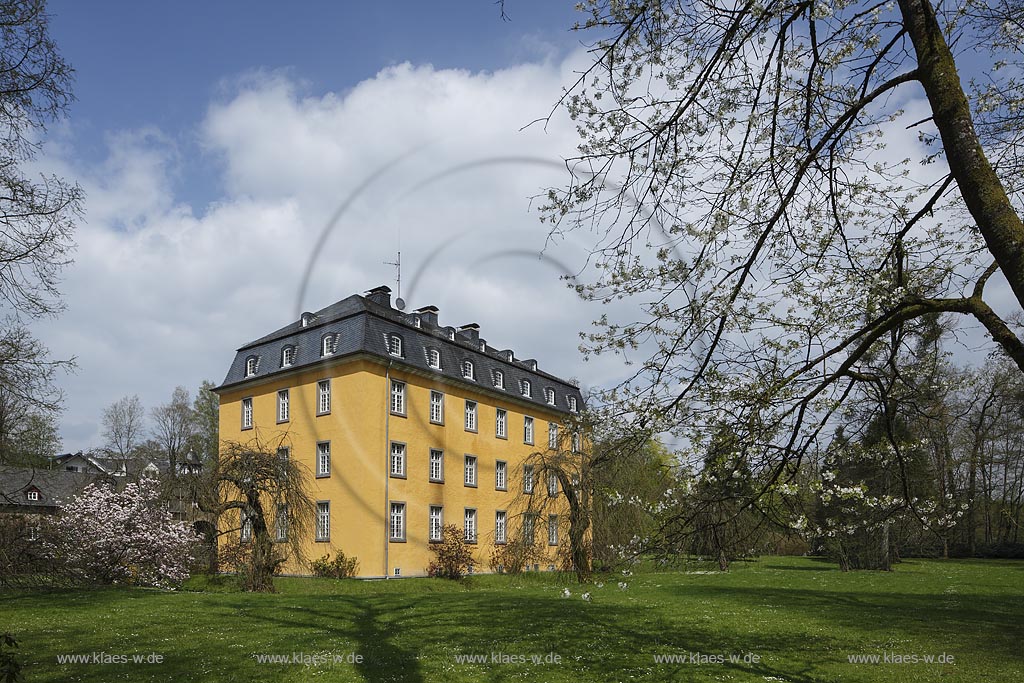 Lindlar, Herrenhaus von Schloss Heiligenhoven,aus dem Jahre 1758 bis 1760, mit Schlossgarten; Lindlar, manor house of castle Schloss Heiligenhoven with royal garden.