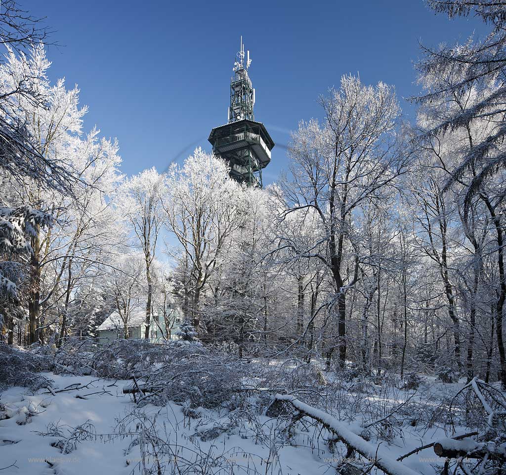 Marienheide Unnenberg der Aussichtsturm im Winter, verschneit mit Raureif; Look aut at Marienheide Unnenberg in snow covered landscape
