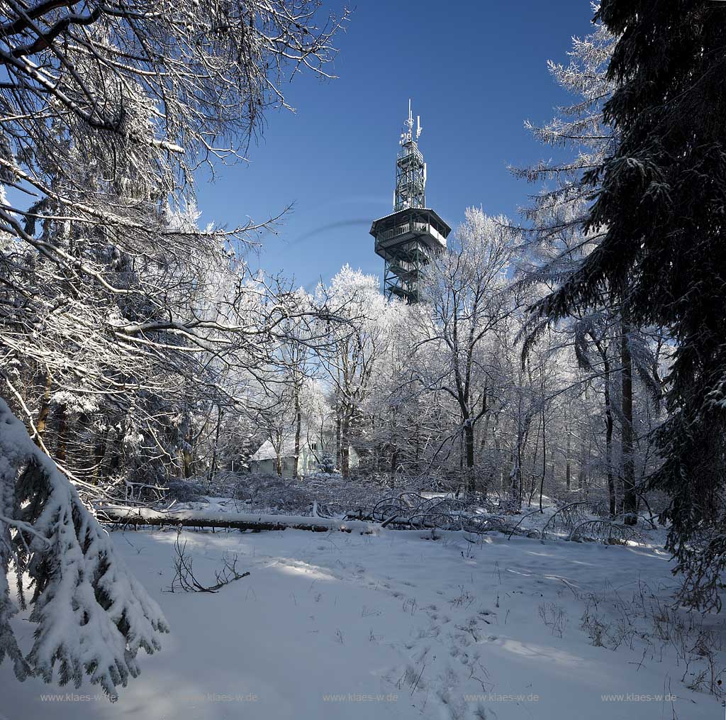 Marienheide Unnenberg der Aussichtsturm im Winter, verschneit mit Raureif; Look aut at Marienheide Unnenberg in snow covered landscape