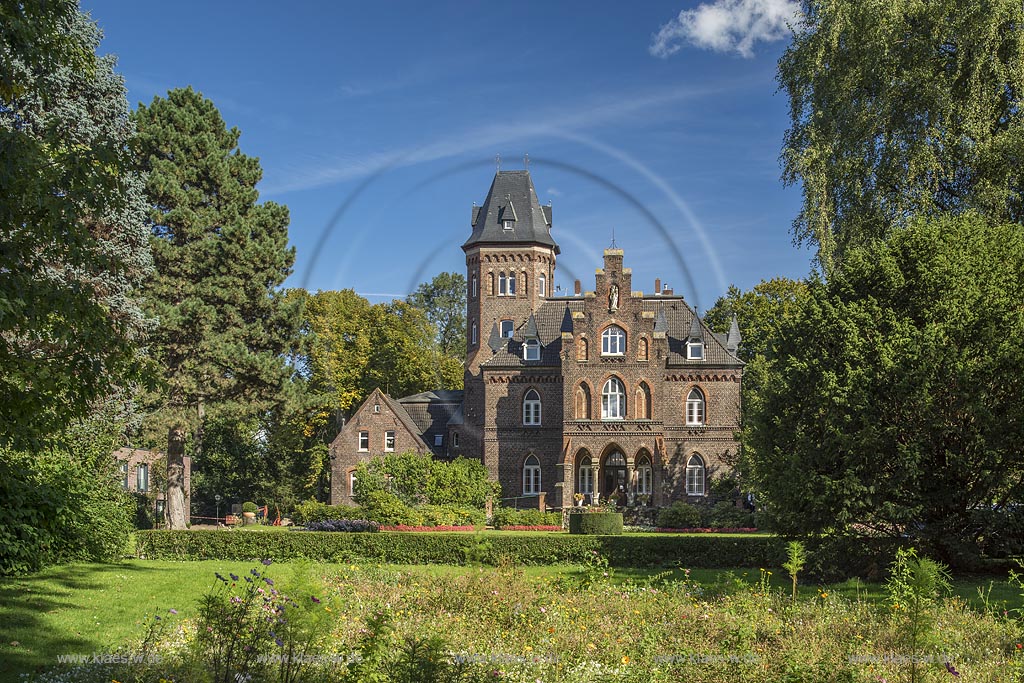 Monheim am Rhein, Marienburg, ein als Landhaus errichtetes in Privatbesitz befindliches Backsteingebaeude mit dem im Stil eines Englischen Gartens angelegten Park, der sich im Besitz der Stadt Monheim am Rhein befindet. Marienburg und Park stehen unter Denkmalschutz.