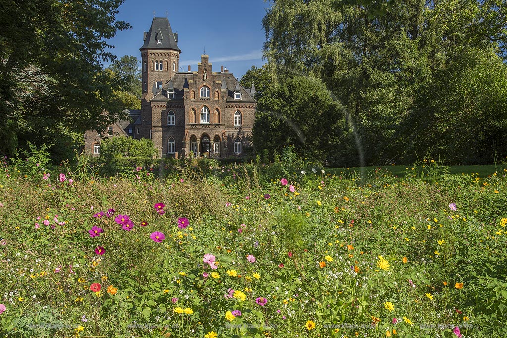 Monheim am Rhein, Marienburg, ein als Landhaus errichtetes in Privatbesitz befindliches Backsteingebaeude mit dem im Stil eines Englischen Gartens angelegten Park, der sich im Besitz der Stadt Monheim am Rhein befindet. Marienburg und Park stehen unter Denkmalschutz.