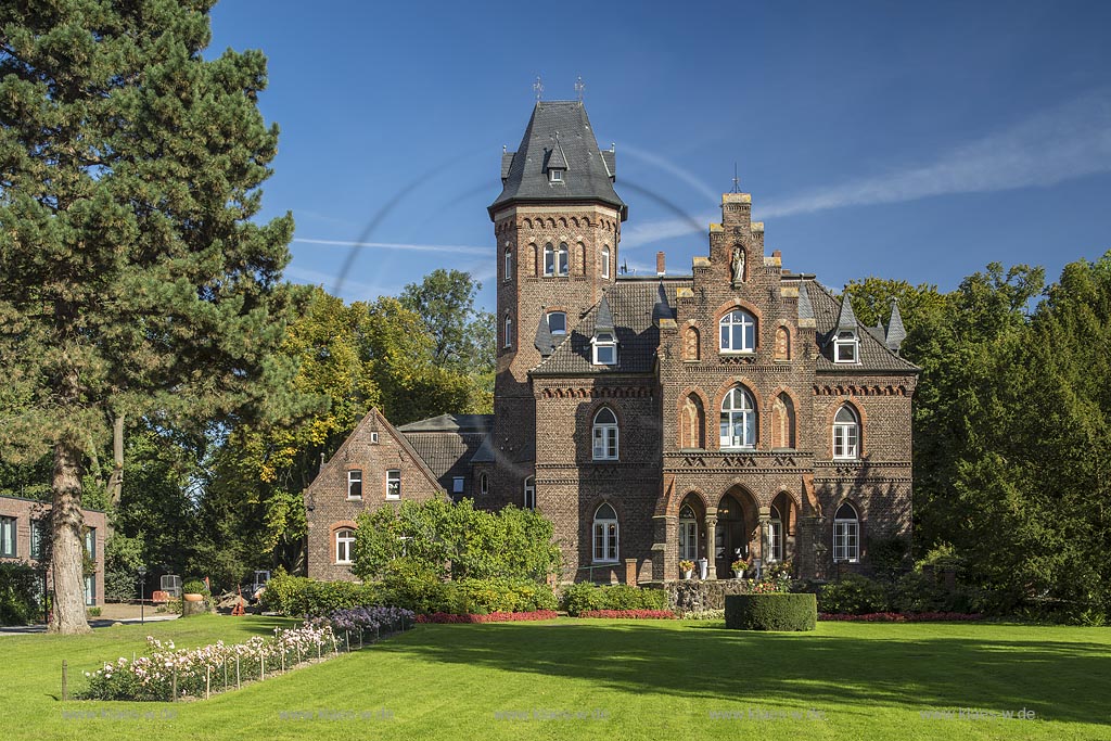 Monheim am Rhein, Marienburg, ein als Landhaus errichtetes in Privatbesitz befindliches Backsteingebaeude mit im Stil eines Englischen Gartens angelegten Park, der sich im Besitz der Stadt Monheim am Rhein befindet. Marienburg und Park stehen unter Denkmalschutz.
