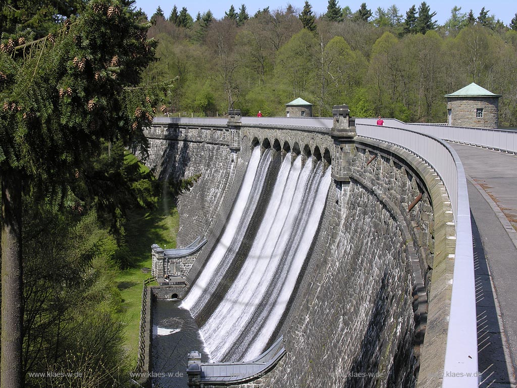 Staumauer der Neyetalsperre, Wipperfuerth, NRW, Deutschland; Wipperfuerth, massive dam of the barrage Neyetalsperre.