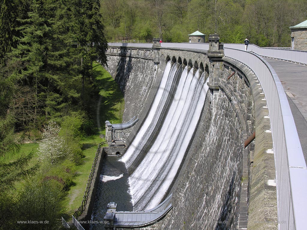 Staumauer der Neyetalsperre, Wipperfuerth, NRW, Deutschland; Wipperfuerth, massive dam of the barrage Neyetalsperre.