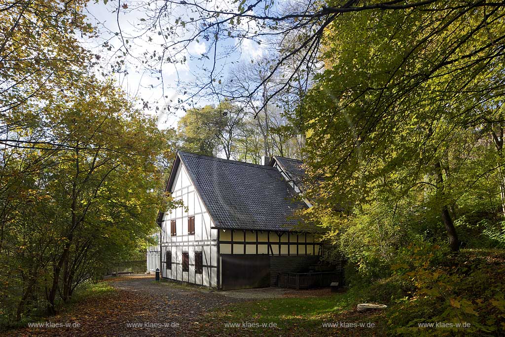 Nuembrecht, Museumskotten am Schloss Homburg in Herbststimmung; Nuembrecht framework mill museum at castle Homburg in autumn