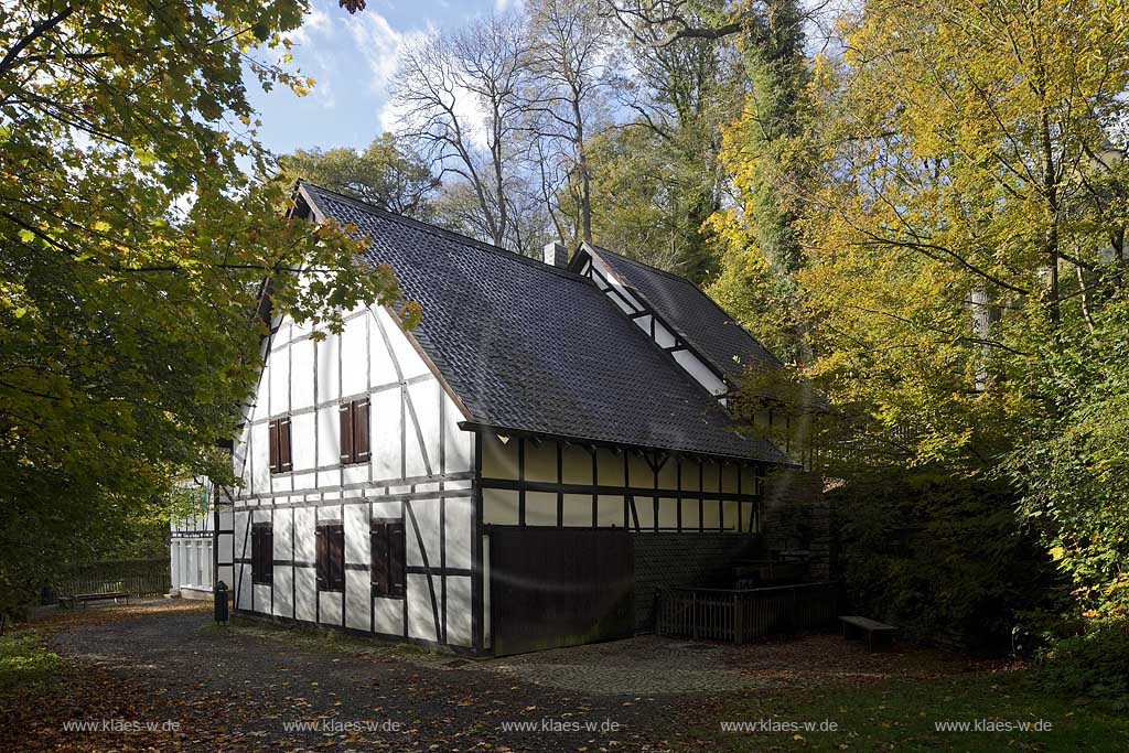 Nuembrecht, Museumskotten am Schloss Homburg in Herbststimmung; Nuembrecht framework mill museum at castle Homburg in autumn