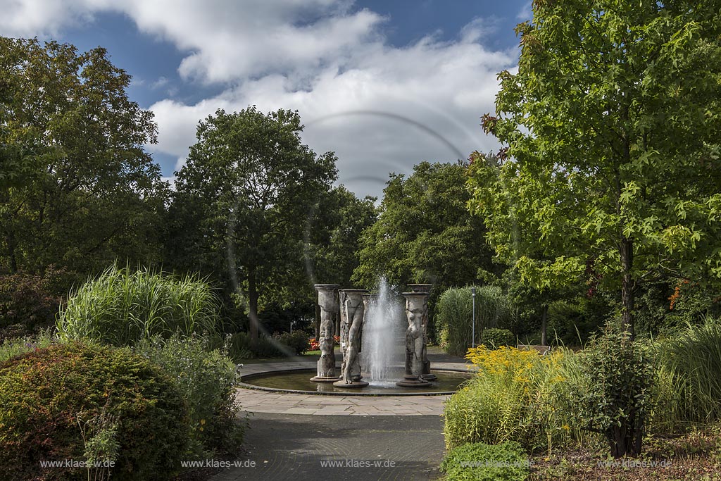 Nuembrecht; Kurpark, der 1974 fuer die Landesgartenschau von "Michael Schwarze" errichtete Saeulenbrunnen, ist ein Nuembrechter Wahrzeichen. Er zeigt weibliche Figuren, Faeuste, eine Hand und ein maennliches Bein; Nuembrecht, spa gardens, fountain with pillars.