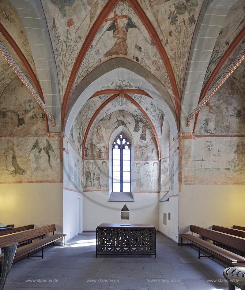 Nuembrecht Marienberghausen, Bunte Kerke, Chor mit Fresken und Altar; Nuembrecht Marienberghausen, church Bunte Kerke, choir with frescos and altar.