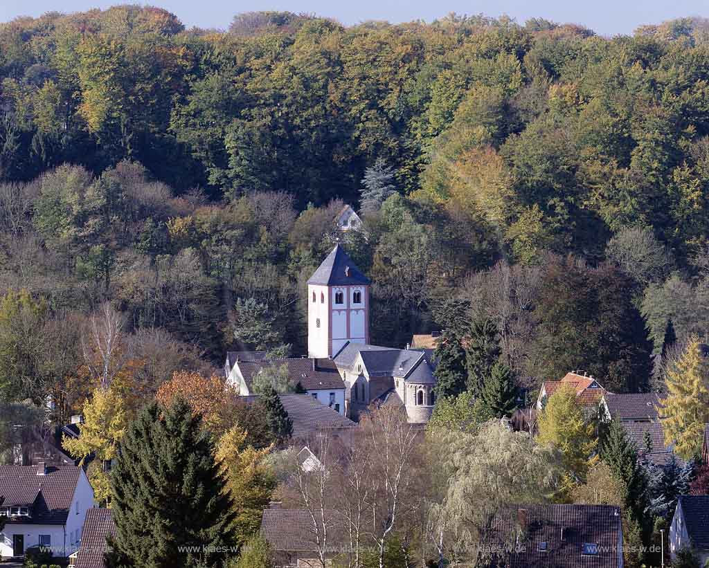 Odenthal, Rheinisch-Bergischer-Kreis, Blick auf romanische Pfarrkirche St. Pankratius