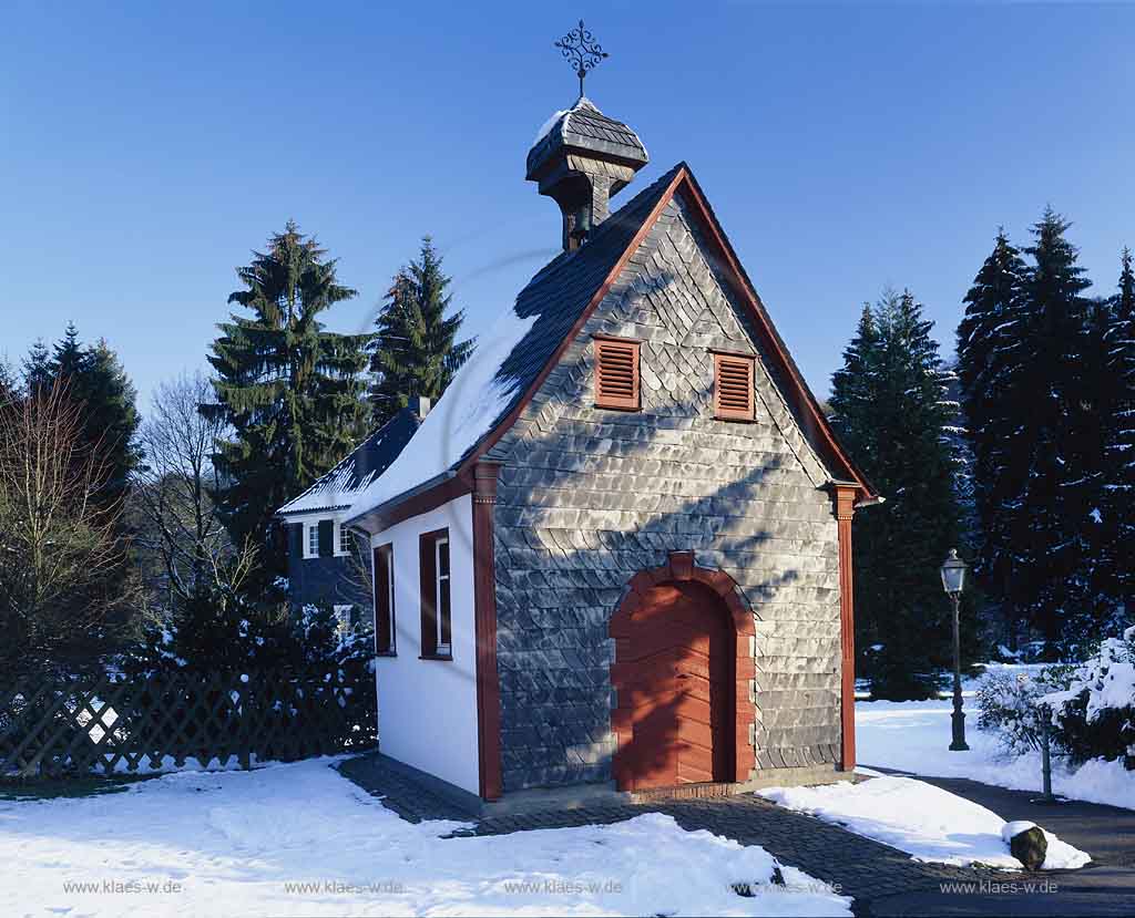 Odenthal, Rheinisch-Bergischer Kreis, Regierungsbezirk Kln, Koeln, Blick auf kleine Kapelle in Winterstimmung 