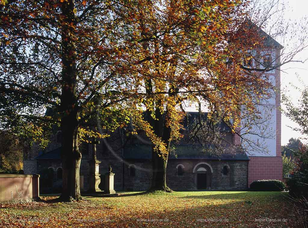 Odenthal, Rheinisch-Bergischer Kreis, Regierungsbezirk Kln, Koeln, Blick auf St. Pankratius Kapelle in Herbststimmung