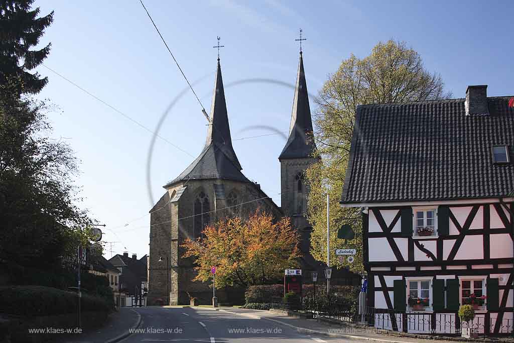 Marialinden, Overath, Rheinisch-Bergischer Kreis, Blick auf  Wallfahrtskirche St. Mari Heimsuchung und Fachwerkhaus im Herbst