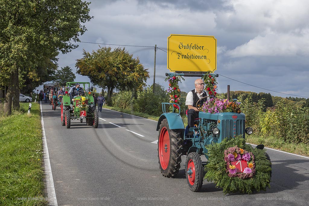 Radevormwald-Oenkfeld, Erntedankfest, Umzug mit floristisch anspruchsvoll gestaltetem Traktor in Rochollsberg.