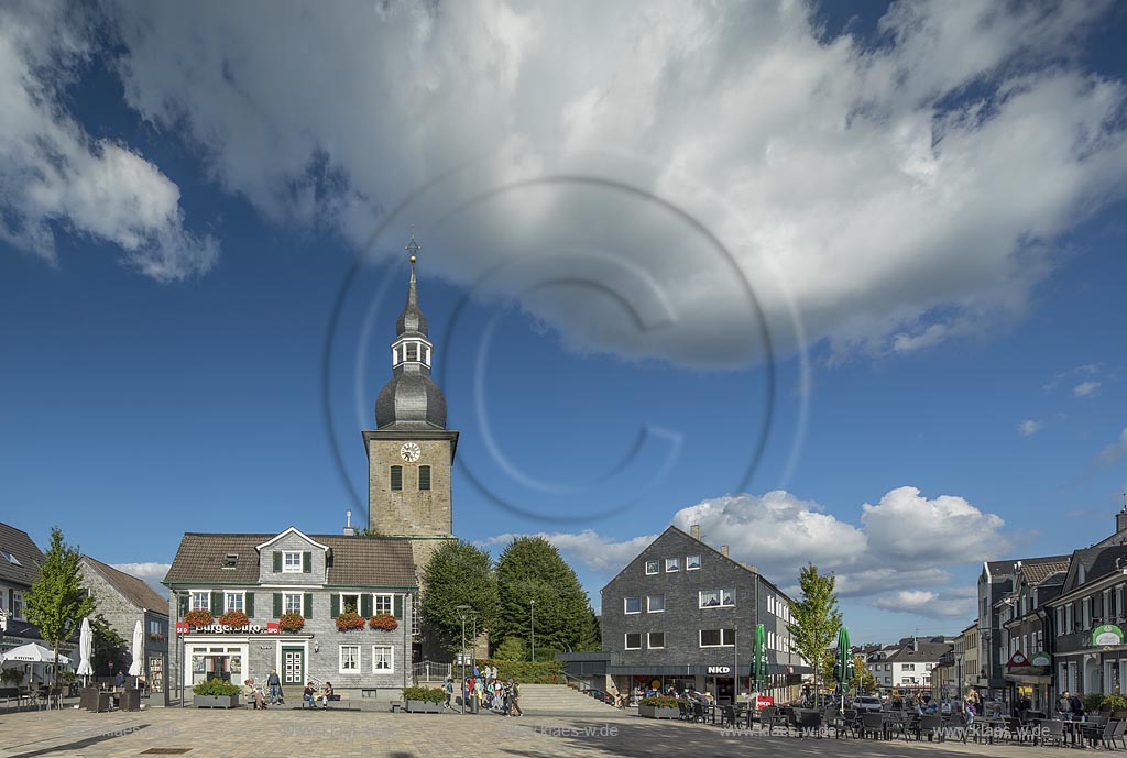 Radevormwald, Markt mit dem Turm der Reformierten Kirche, Reformierte Kirche am markt in Wolkenstimmung.