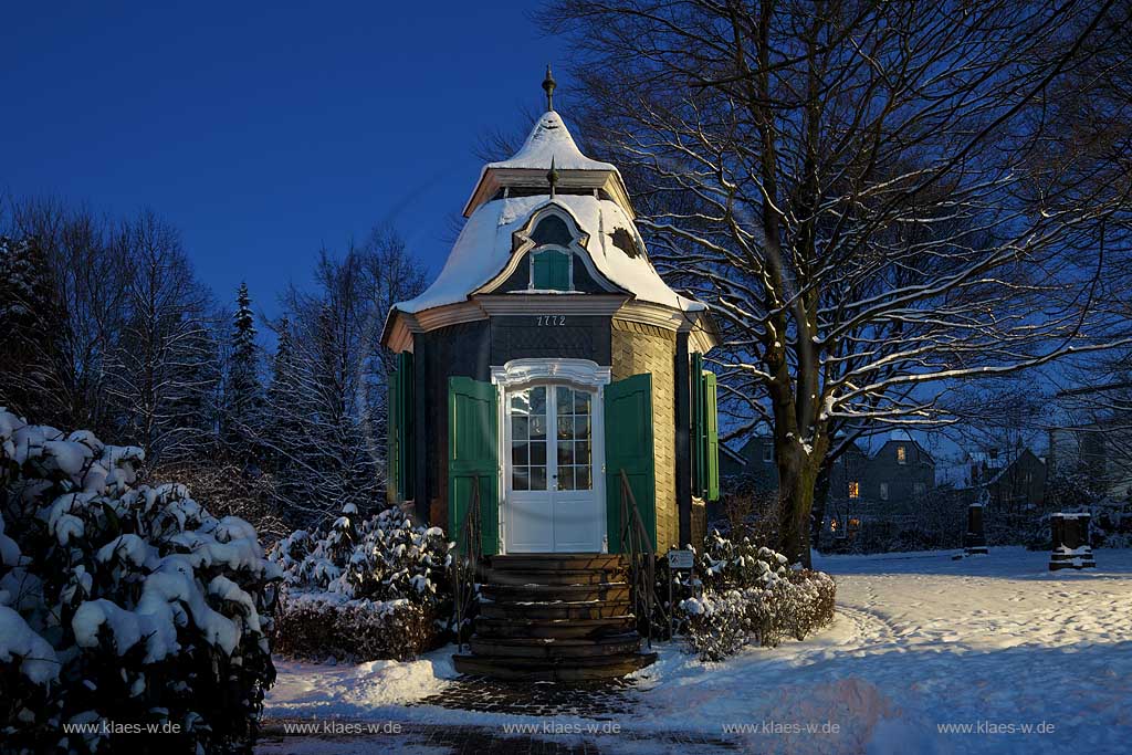 Radevormwald Rokoko Gartenhaeuschen waehrend der blauen Stunde im Winter verschneit; Rococo garden house in Radevormwald during blue hour in winter