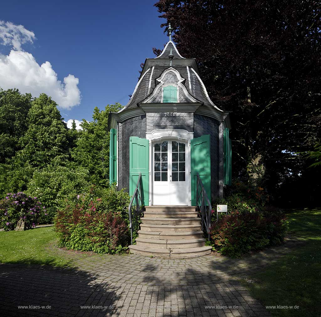 Radevormwald, verschifertes Rokoko Gartenhaeuschen im Stadtpark; Rokoko garden house of shist in the city park