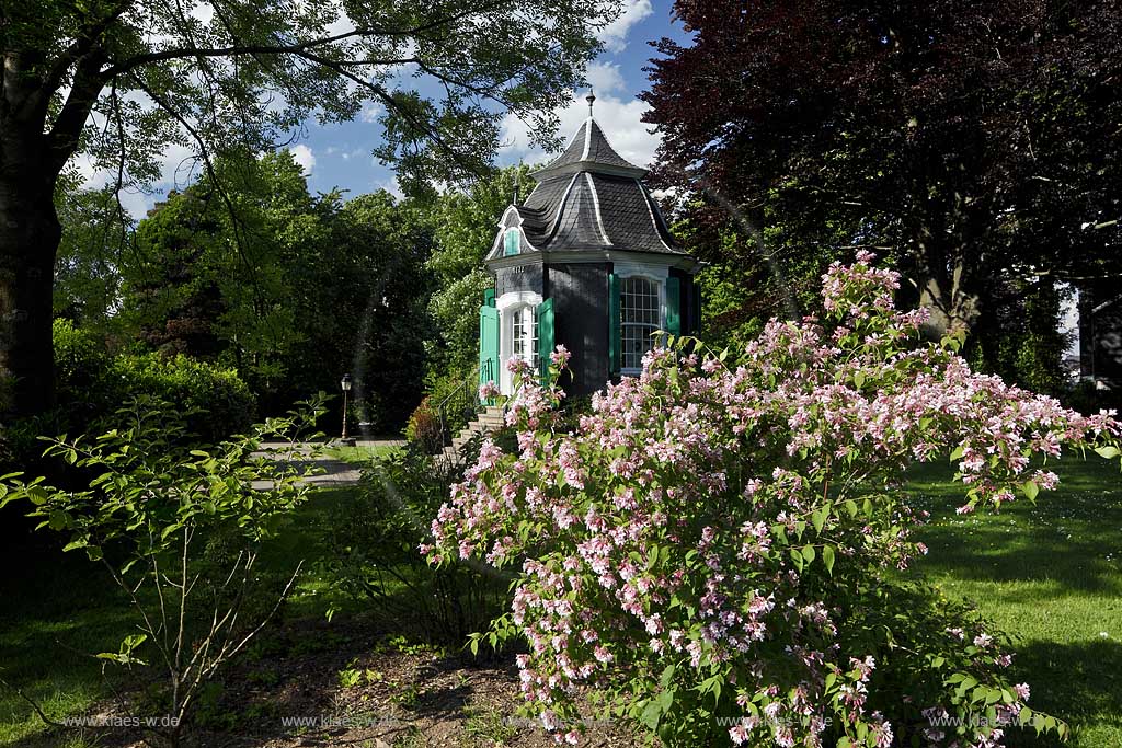 Radevormwald, verschifertes Rokoko Gartenhaeuschen mit bluehender Weigelie im Stadtark; Rokoko garden house of shist in the city park